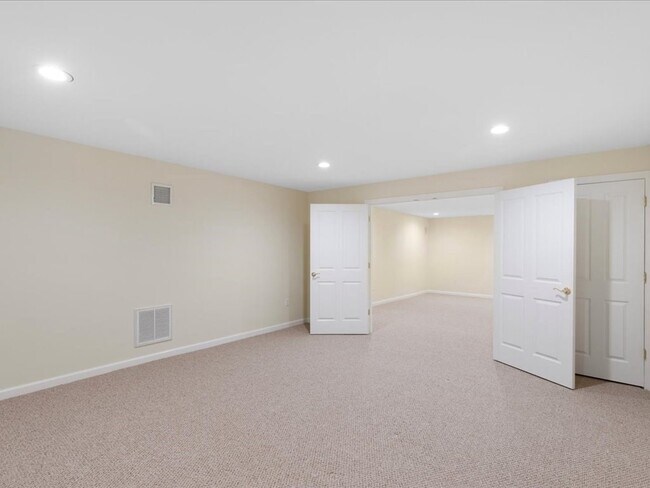 Building Photo - 32 Silver Brook Ln