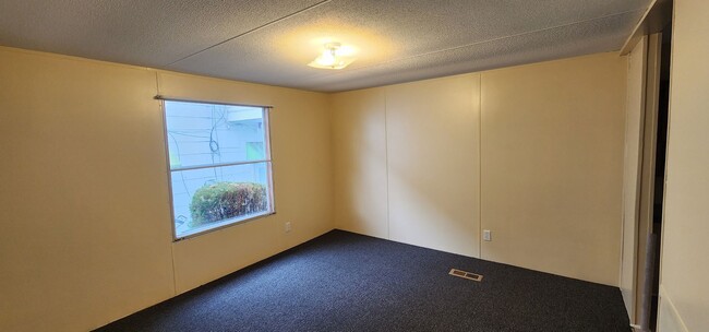 Building Photo - Available now, three bed two full bath sin...