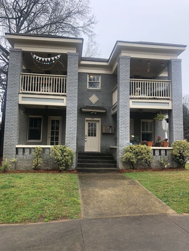 Building Photo - One bedroom one bath right on Adair Park and Beltline!!! Front porch overlooking park!