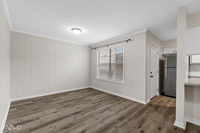 Building Photo - 3 bed 2 bath Town House