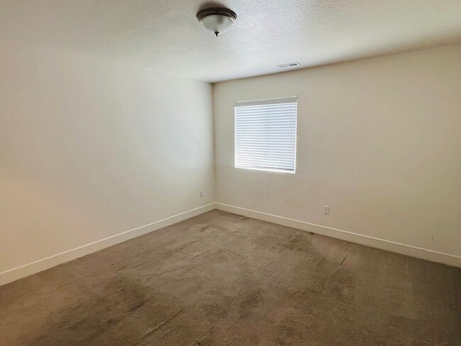 Building Photo - Beautiful new construction town home with ...
