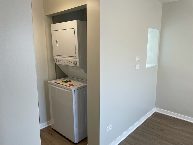 Building Photo - 2677 N Lincoln Ave