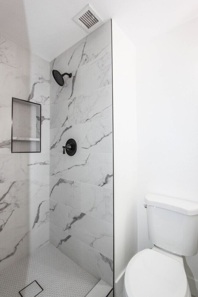 Building Photo - 3 bedroom 2 bathroom with AZ room -HOLD