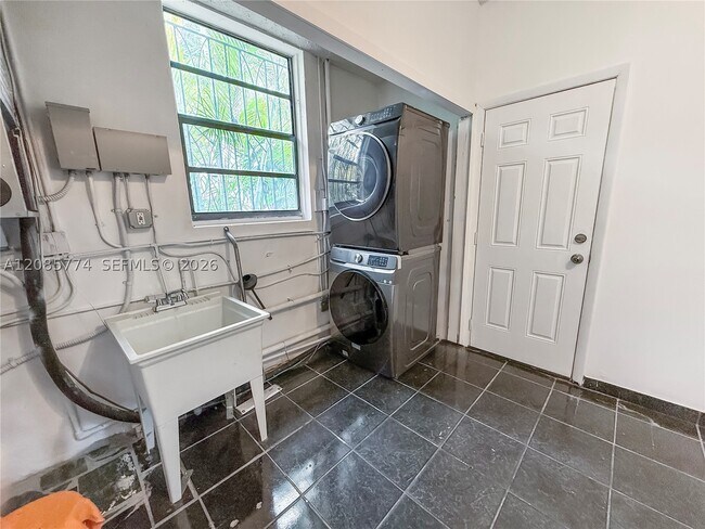 Building Photo - 3128 Coconut Grove Dr