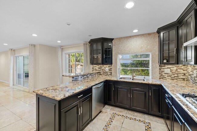 Building Photo - 5 Bedroom 5.5 Bathroom Pool Home in Encino