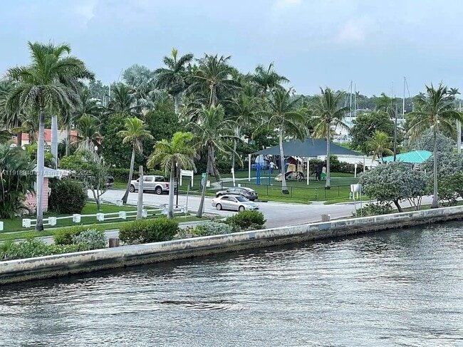 Building Photo - 715 Hollywood Blvd