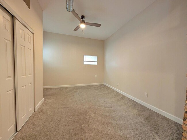 Building Photo - 2048 W Evergreen Ave