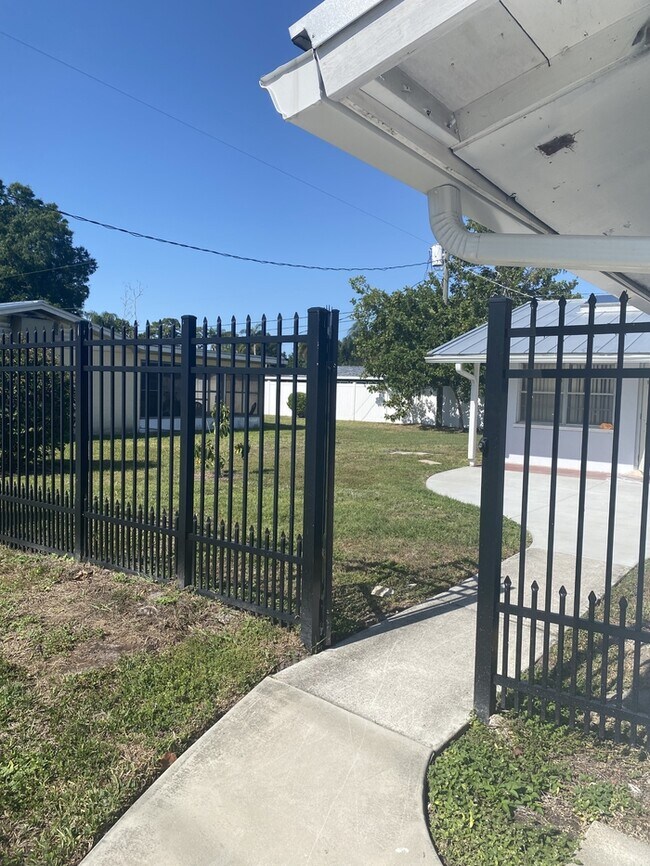 Building Photo - 5306 S Lockwood Ridge Rd