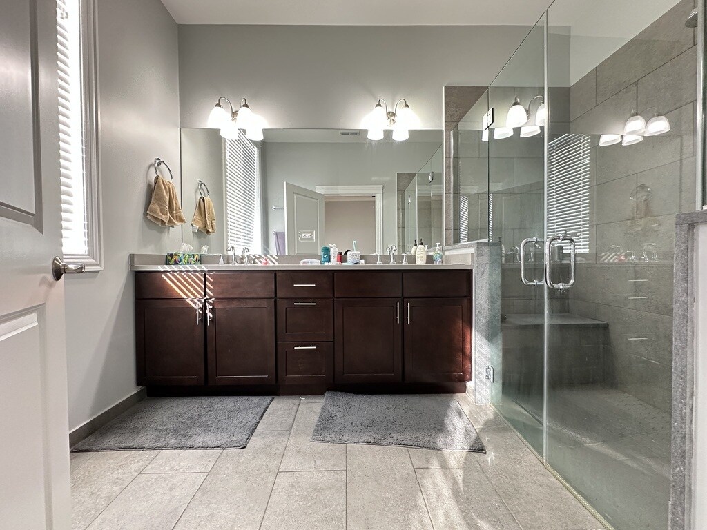 Building Photo - 520 N Western Ave