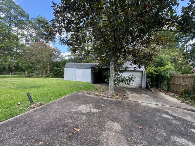 Building Photo - 1143 Lakewood Dr