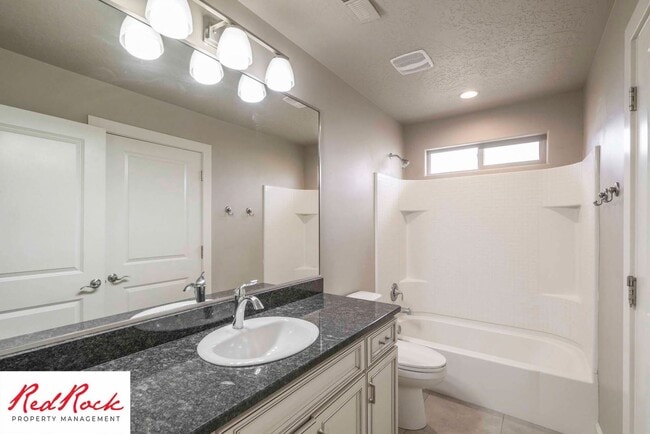 Building Photo - Spacious 4 Bedroom, 2.5 Bathroom Centrally...
