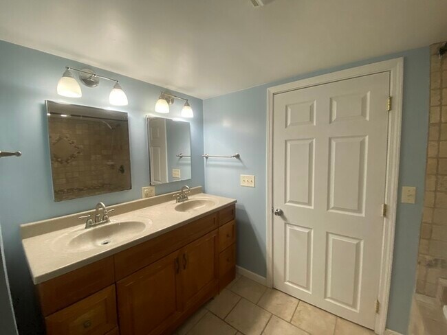 Building Photo - Beautiful 4 bedroom 1.5 bath located in th...