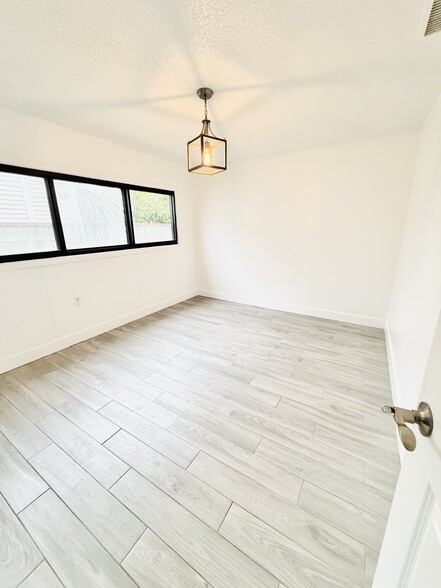 Building Photo - 525 Sycamore Pl