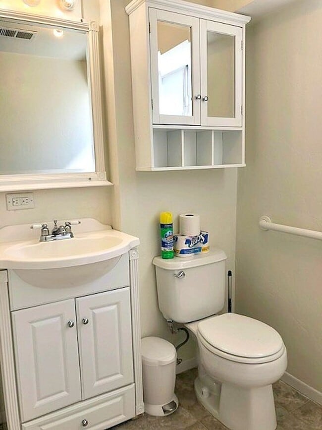 Building Photo - 1BD/1BA APARTMENT WITH PRIVATE BACK YARD!!