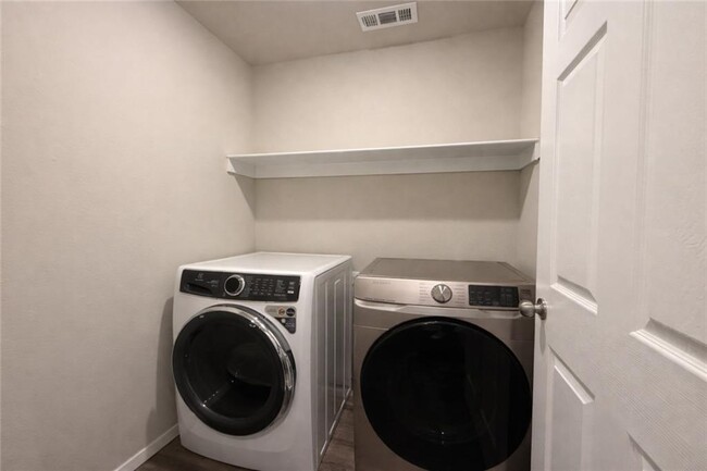 Building Photo - 208 W Laurel Ave