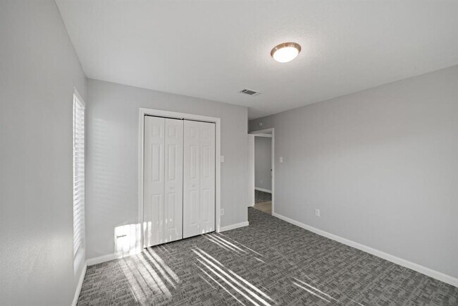 Building Photo - 11422 Lakeside Pl Dr