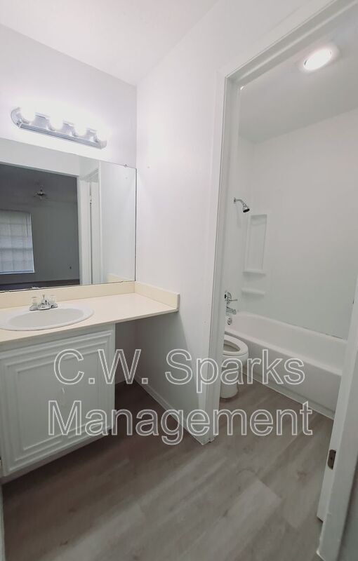 Building Photo - 3517 Hillridge Dr