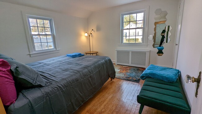 Building Photo - 3 Bedroom Home- Great Location in Darien