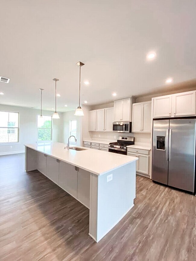 Building Photo - Immaculate & Stunning 3 Bedroom 2.5 Bathroom Brick, End-Unit Condo Style Townhome In Luxurious An...