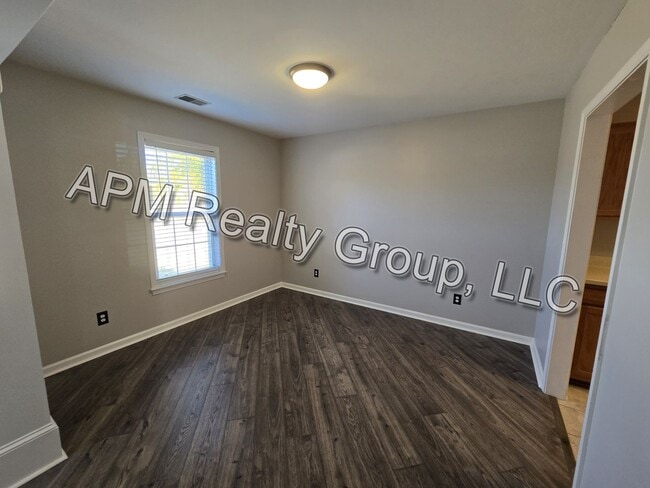 Building Photo - Private Country Feel Close to Downtown