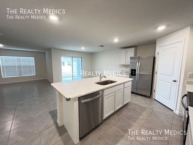 Building Photo - 8561 SW 46th Ave
