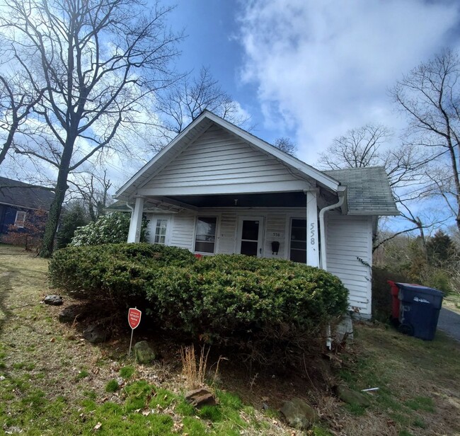 Building Photo - Detached 3 bedroom, 1 Bath Single Family H...