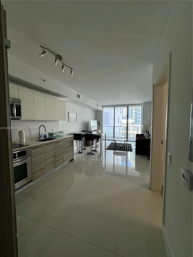 Building Photo - 1300 Brickell Bay Dr