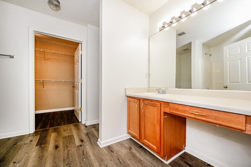 Building Photo - 2167 Red Oak Cir