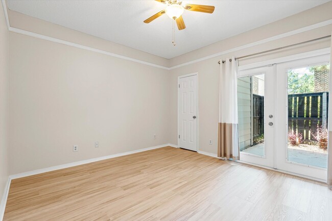 Building Photo - Convenient Grelot Rd Condo