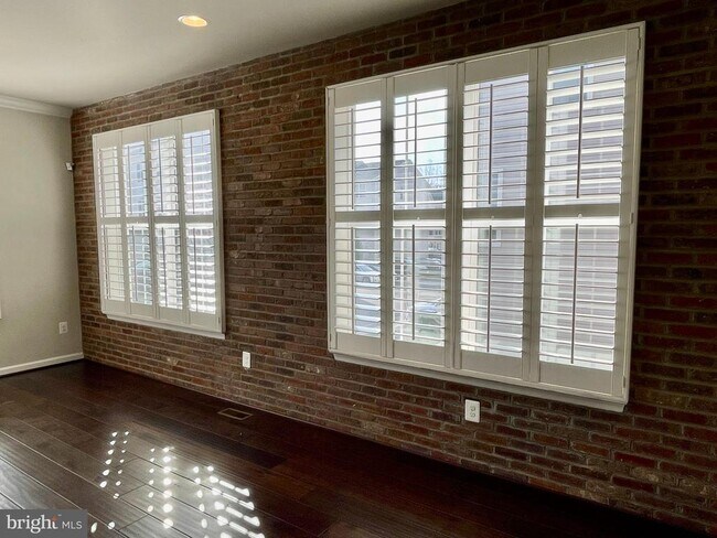 Building Photo - 201 Woodstream Cir