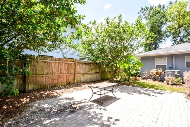 Building Photo - Charming 4/2 Colonial Town North Home with...