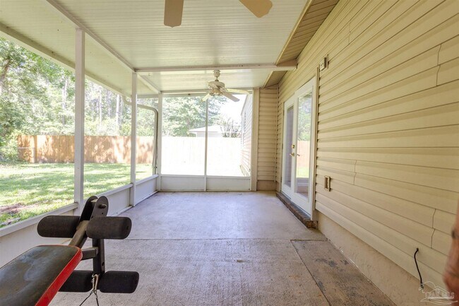 Building Photo - 848 Meadow Ln