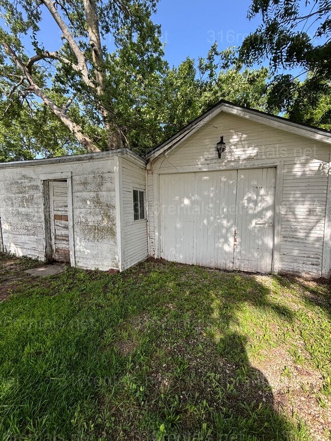 Building Photo - Two bed one bath house available now!