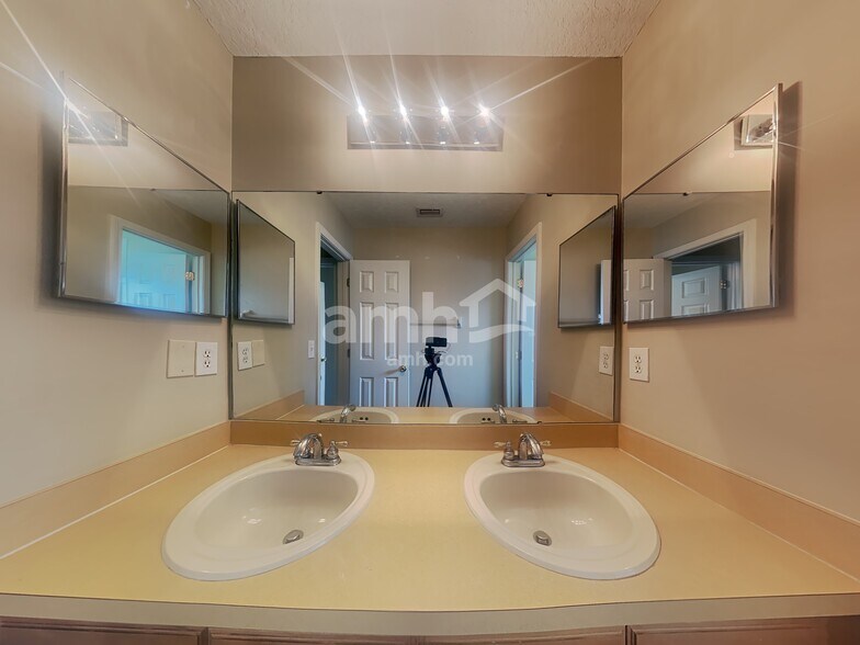 Building Photo - 2830 Harvest Moon Dr