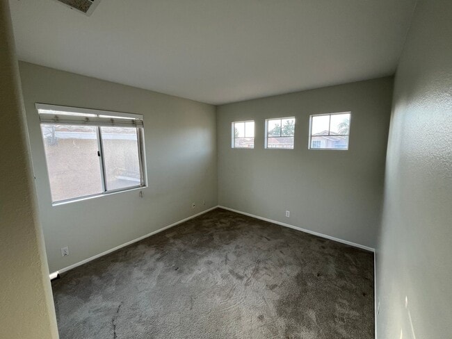 Building Photo - Spacious 4br/3ba Single Family Residence in Beautiful Eastlake Greens Community