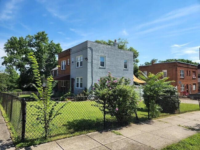 Building Photo - 601 44th St NE