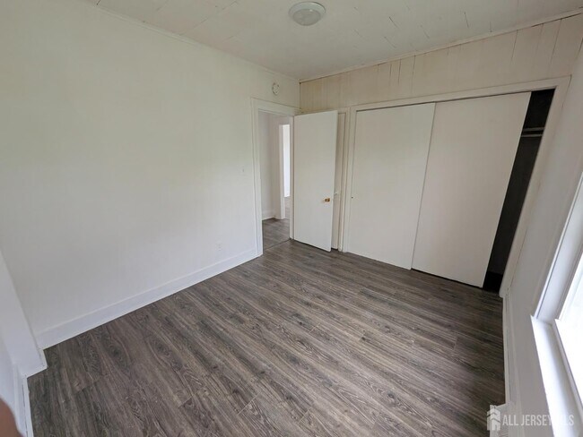Building Photo - 121 Kossuth St