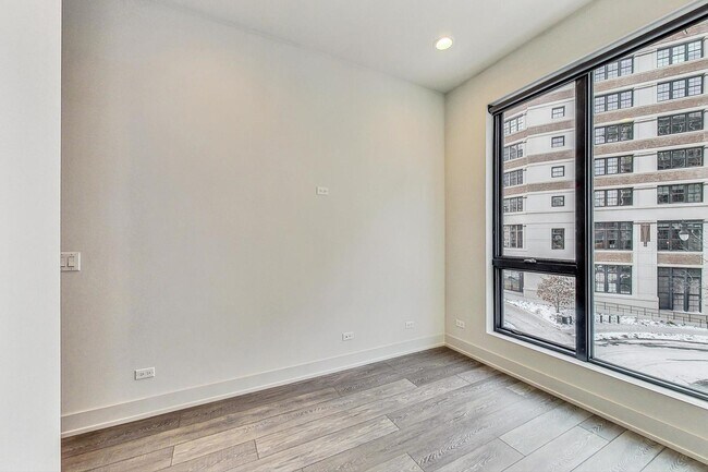 Building Photo - 847 N Larrabee St