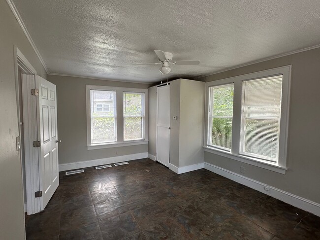 Building Photo - Highland - 1 bed 1 Bath - Freshly Painted