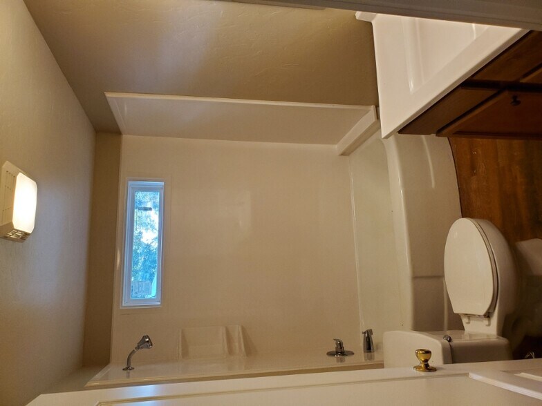 Building Photo - 901 N Bledsoe St