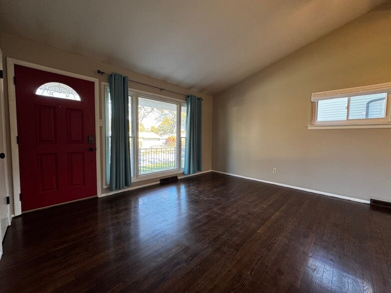 Building Photo - 556 Joshua Dr