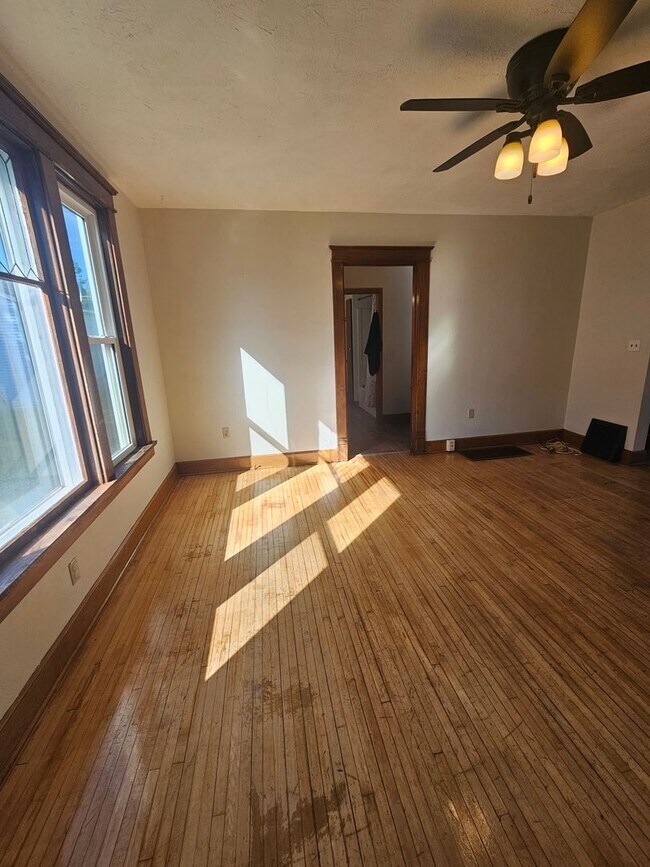 Building Photo - 1-603 1/2 N Superior Ave