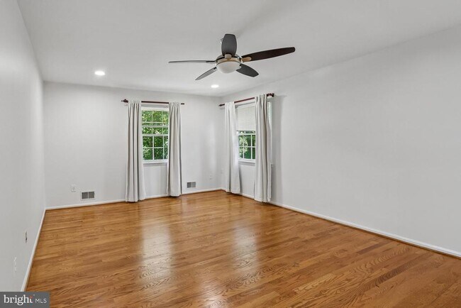 Building Photo - 903 Ridge Dr