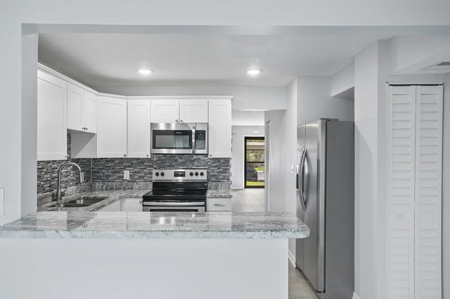 Building Photo - 2 Bed 2 Bath Condo for Rent in 55+ Peaceful Community!