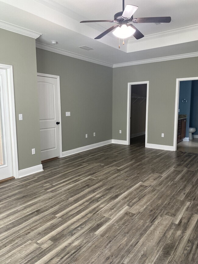 Building Photo - 5870 Pescara Dr