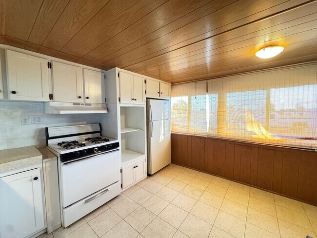 Building Photo - Home by Rotary Park!