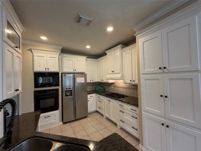 Building Photo - 1113 Shadowbend
