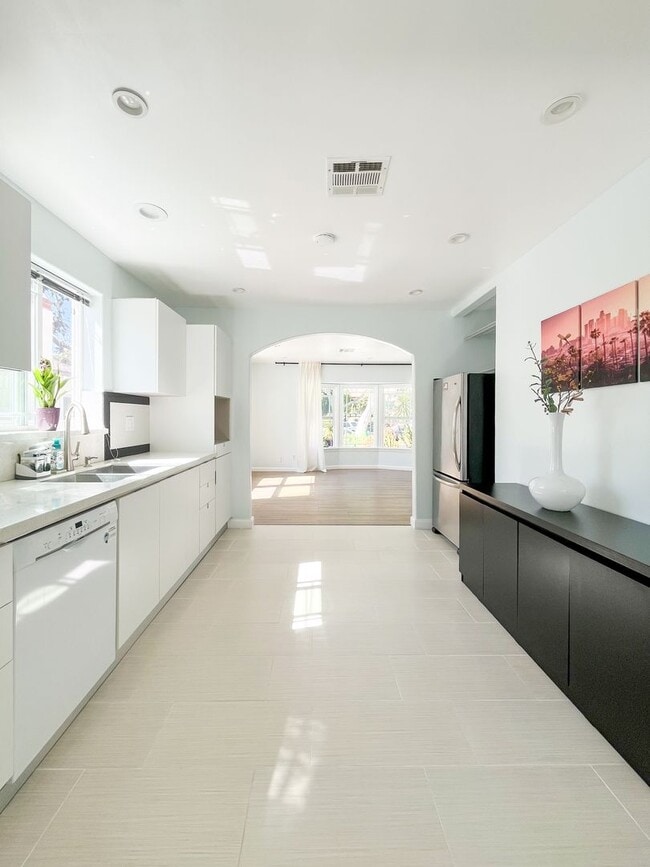 Building Photo - Charming Stand-Alone Home