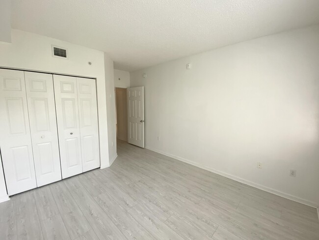 Building Photo - 17125 N Bay Rd