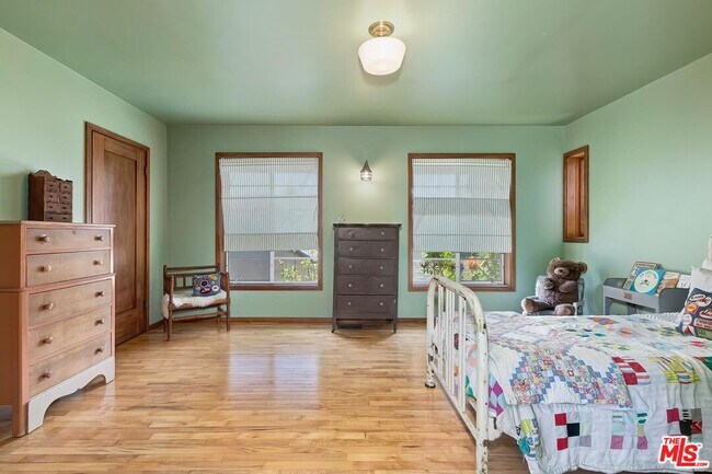Building Photo - 515 N Kenter Ave
